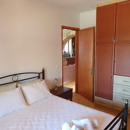 Nireas : Stone Villa Orthoniaí 外观 照片