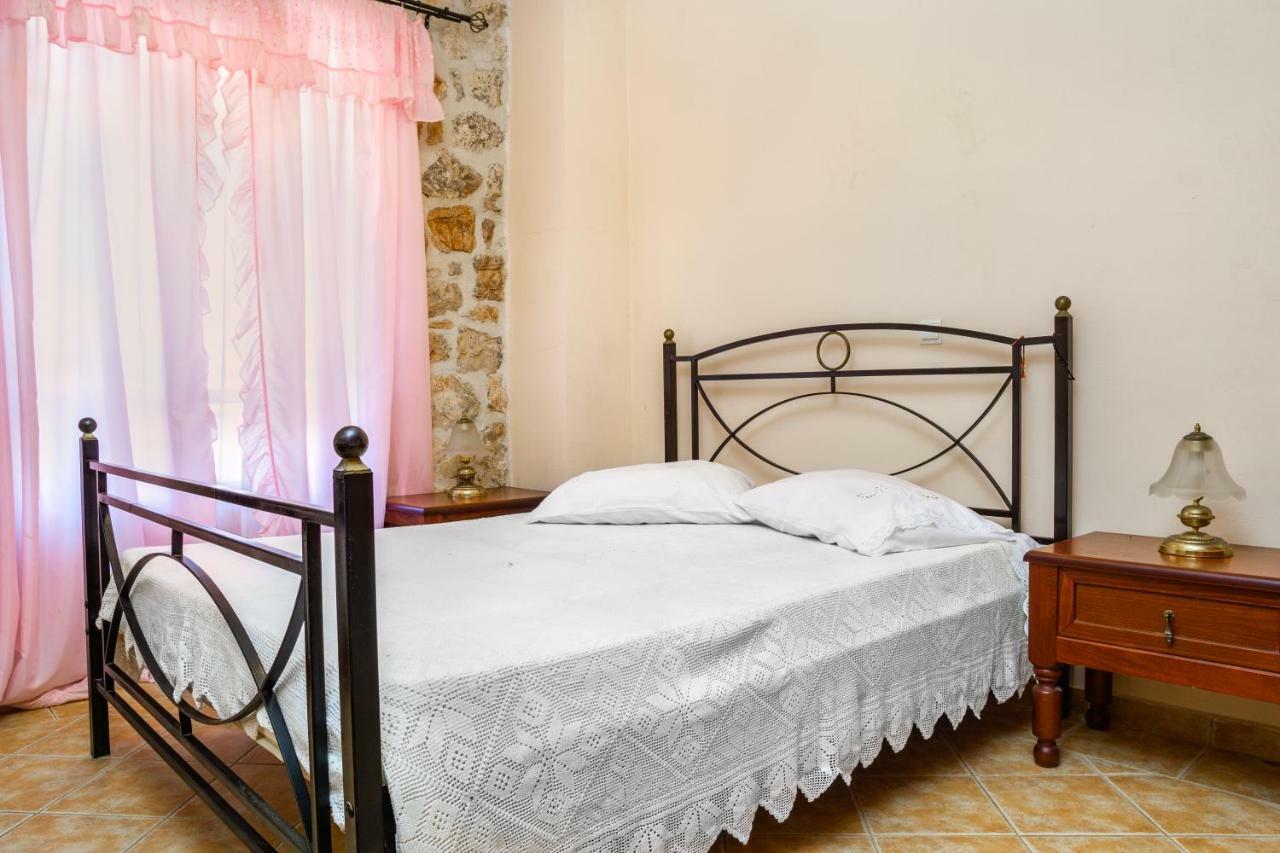 Nireas : Stone Villa Orthoniaí 外观 照片